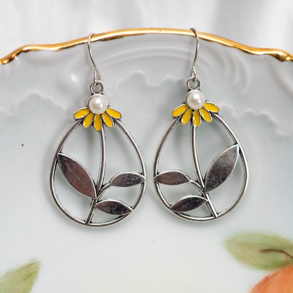 ✨Modcloth Flora Silver Flower Earrings - Picture 1 of 7